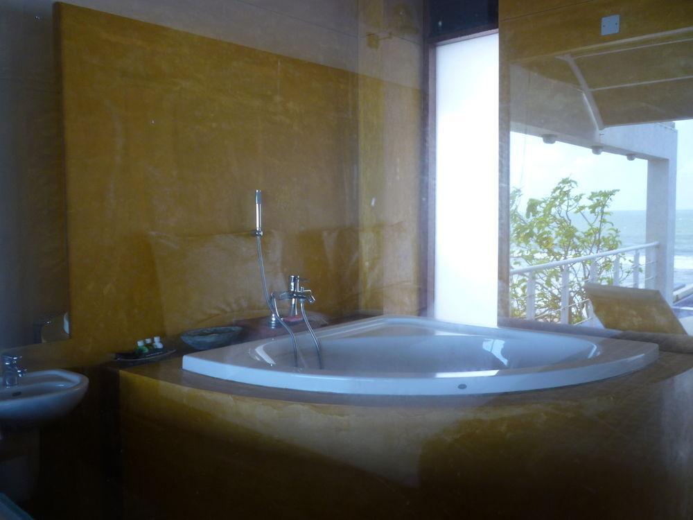 Hotel The Cove Negombo Esterno foto