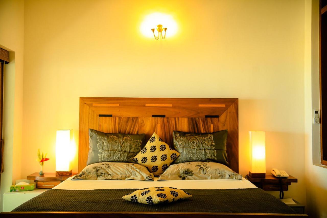 Hotel The Cove Negombo Esterno foto