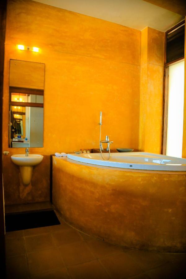 Hotel The Cove Negombo Esterno foto